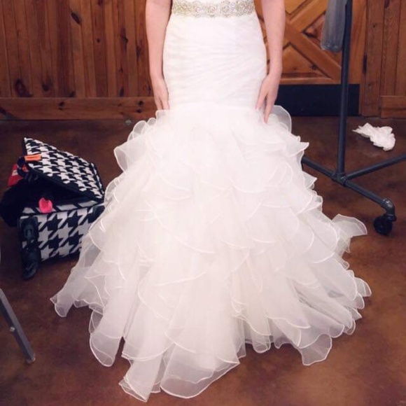 Vera Wang Mermaid Style Wedding Dress - Picture 7 of 7